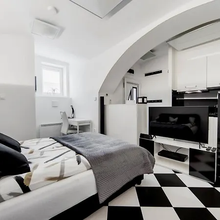 Black And White Apartma *