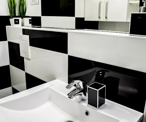 Black And White Апартаменти