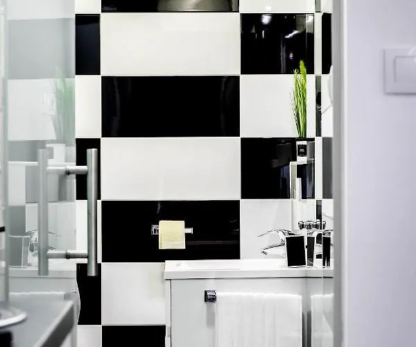 Black And White Апартаменти